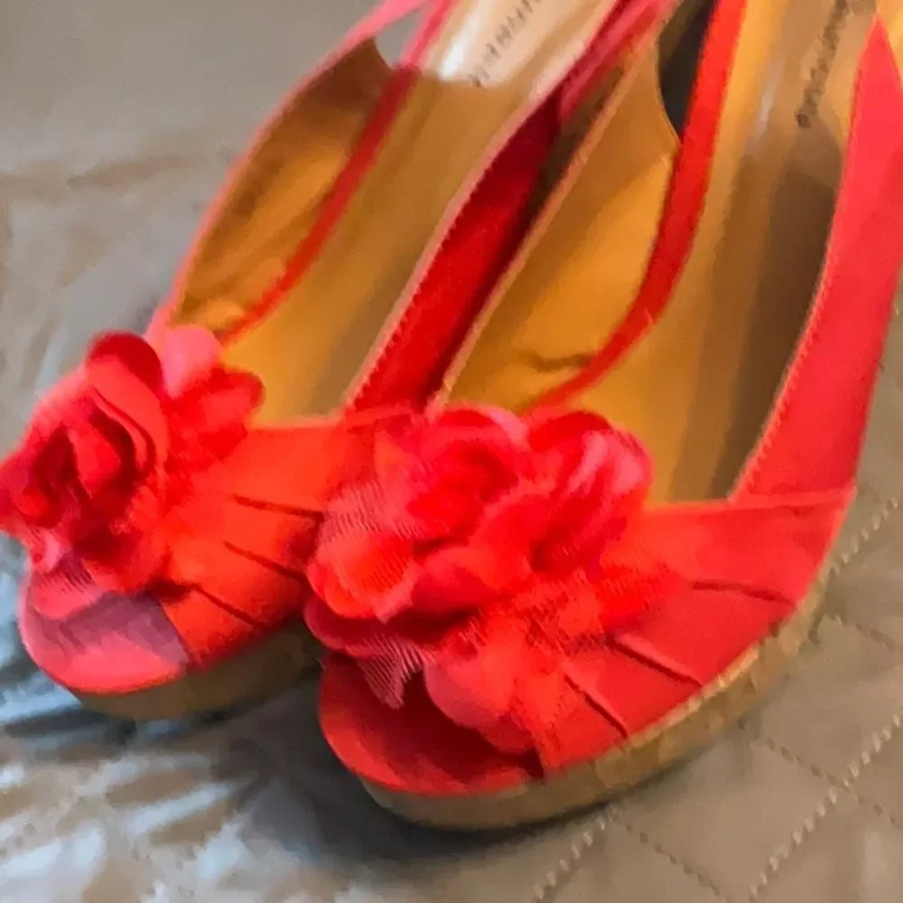 NWOT C L LAUNDRY satin upper peep toe wedges in size 11